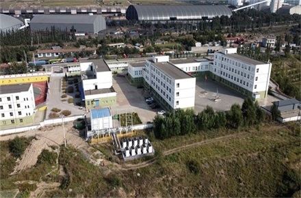 華天成(cheng)空氣(qi)能(néng)熱泵設(shè)備(bei)：學(xué)校供暖的(de)明智選擇